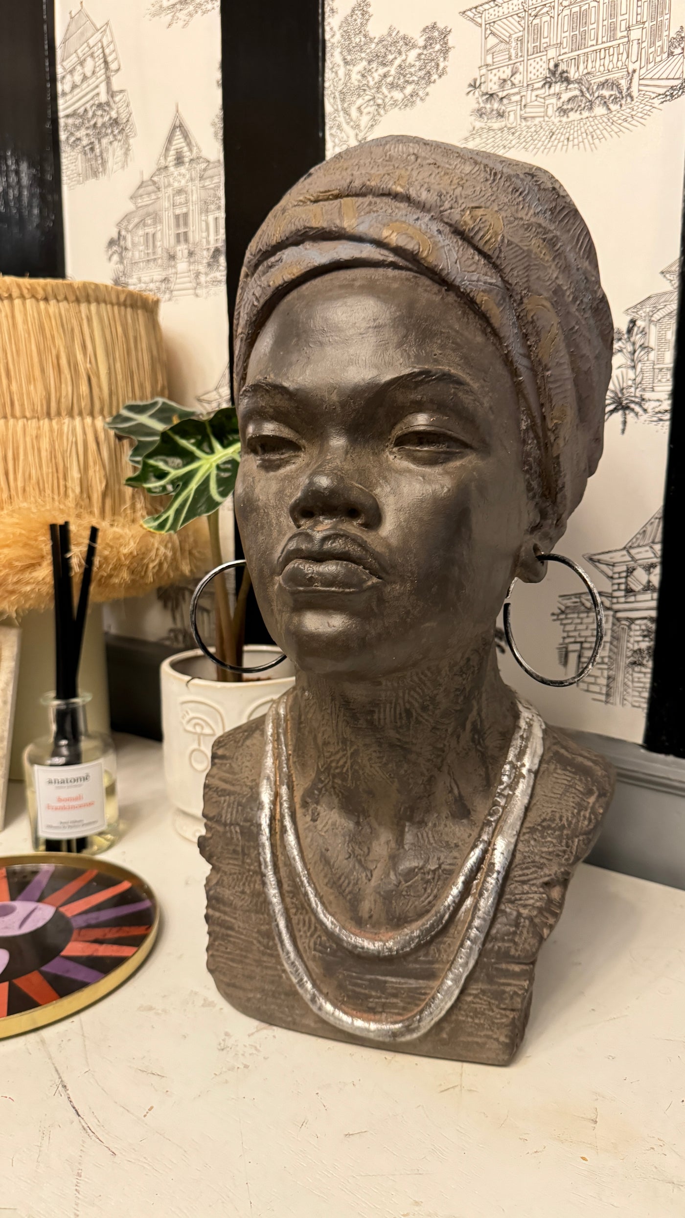 Sade bust